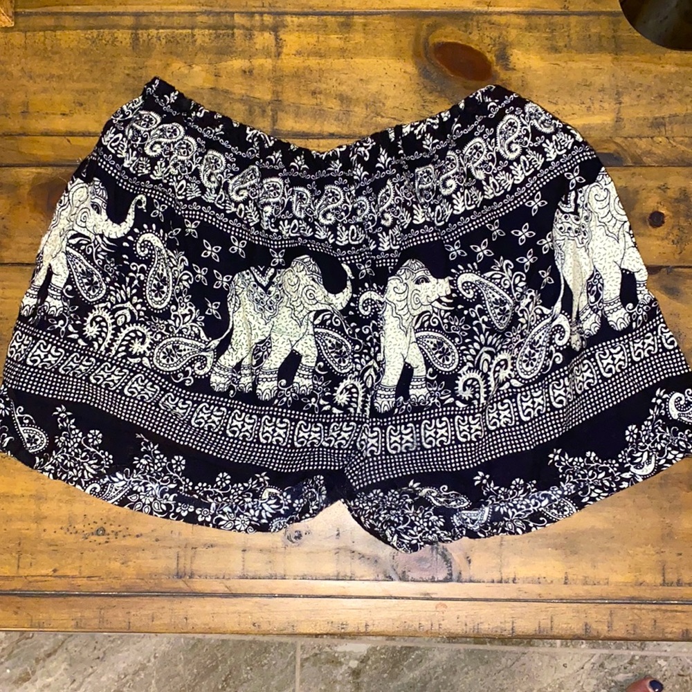 Elastic waist shorts with black print